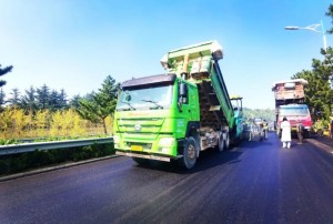 S201威東線（機(jī)場(chǎng)路）路段，預(yù)計(jì)10月20日路面主體完工